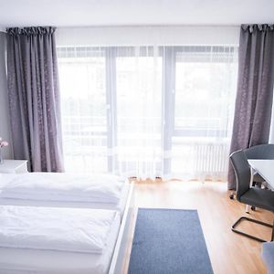 Zimmer mit Kingsize-Bett